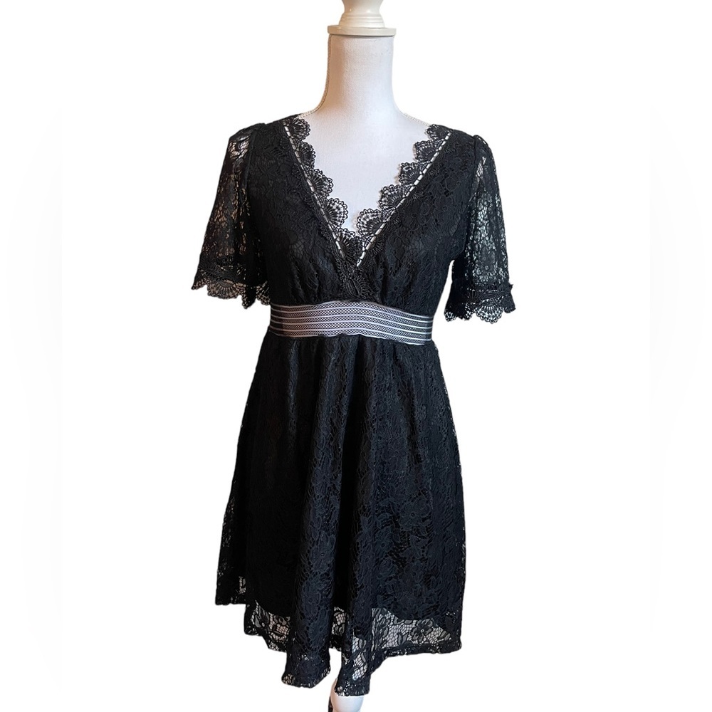 WOMEN’S Black Short Sleeve V Neck Floral Lace Romantic Mini Dress Lined Casual
